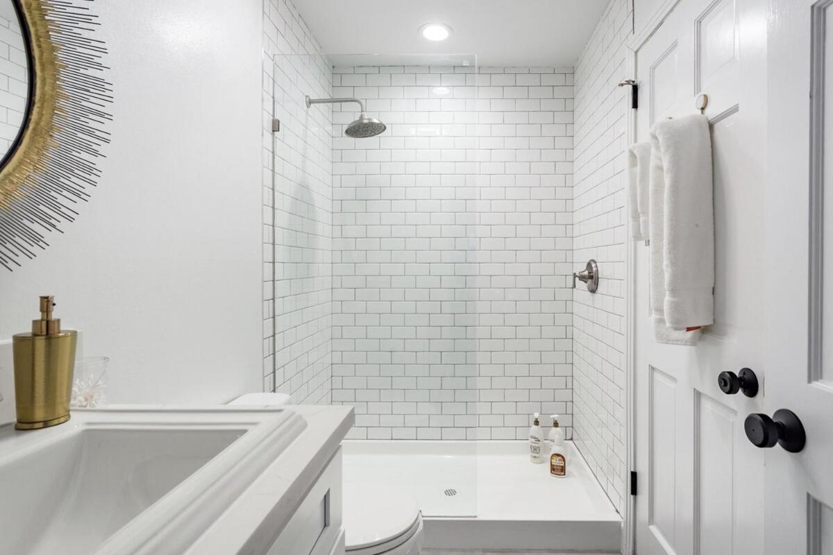 Сasa de vacaciones Silver Triangle Oasis With Verdant Backyard *